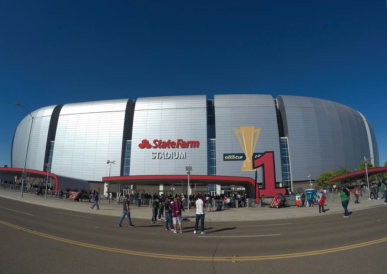 Un gran ambiente era el que estaban cocinando las aficiones de México y Haití previo a su importante partido por la Semifinal de la Copa Oro 2019 en el University of Phoenix Stadium en la ciudad de Glendale, Arizona. Evidentemente la afición del Tri fue una abrumadora mayoría que le dio una tonalidad esmeralda a las gradas de la casa de los Cardinals.