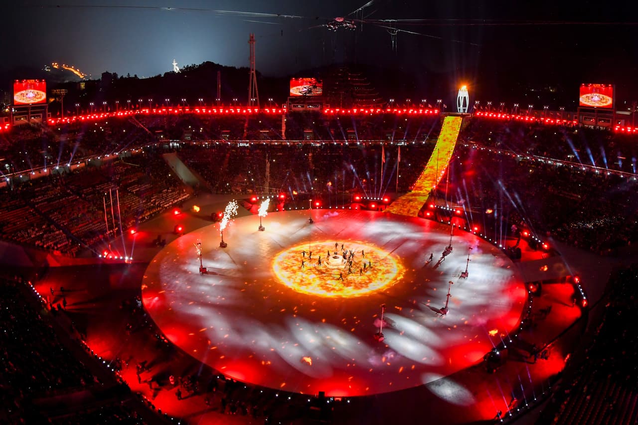 La ceremonia de cierre de Juegos Olímpicos de Invierno en Pyeongchang 2018 tuvo pirotecnia, luces, baile, música y colorido, un espectáculo que reflejó el brillo de la competencia en Corea del Sur.