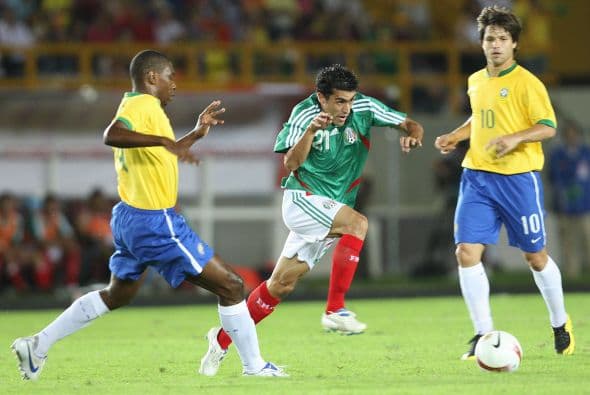 Después de alcanzar el clímax en el Olympiacos, donde militó entre el 2000 y 2007, el mexicano acumula ocho clubes en siete años.