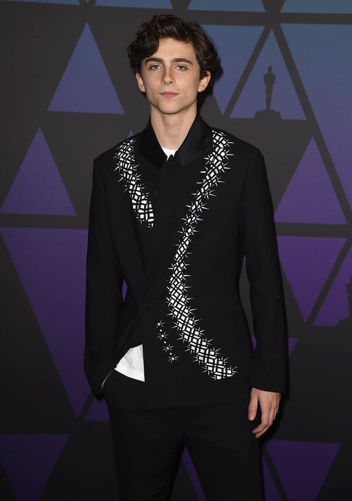 La estrella de "Call Me By Your Name" también fue vista con un bastón y una bufanda estampada atada alrededor de su cuello.