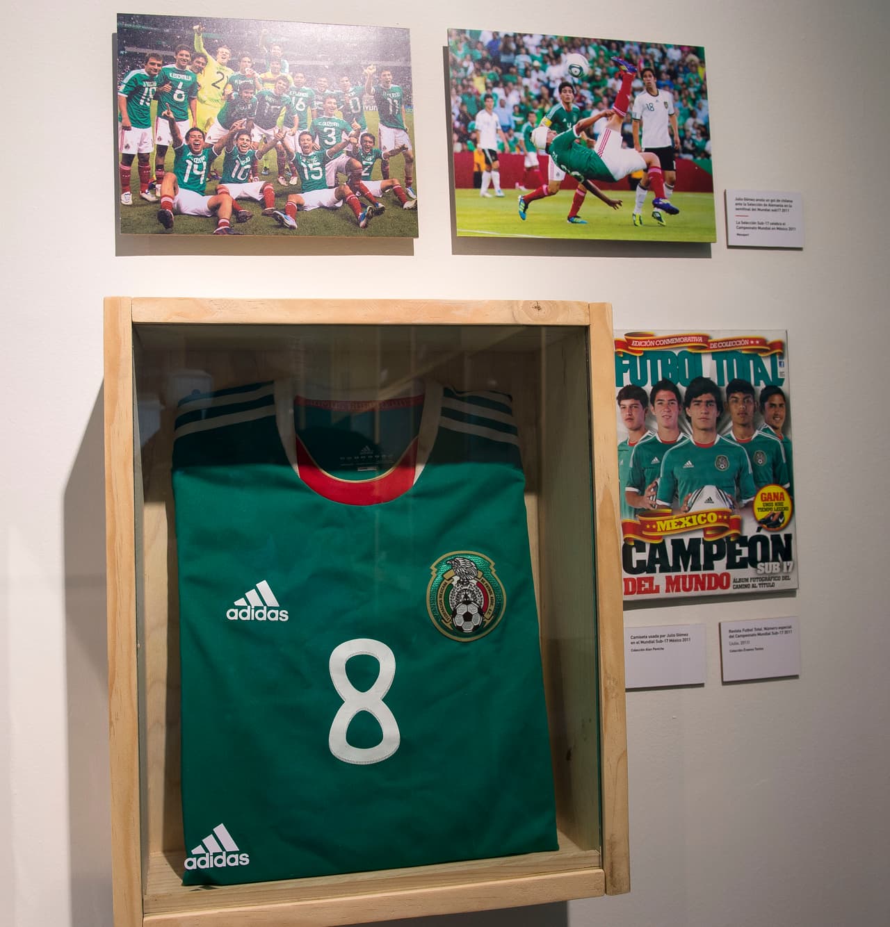 Incluso con fotografías y portadas se evocan esos grandes logros de quienes han portado la playera del 'Tri'.