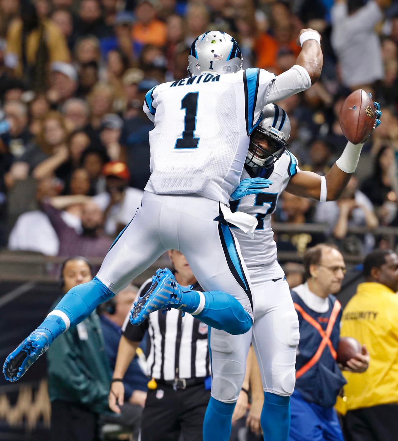 Los Carolina Panthers vencieron 41 - 38 a los New Orleans Saints para mantener el invicto 12 - 0 y ganar la División Sur de la Conferencia Nacional.