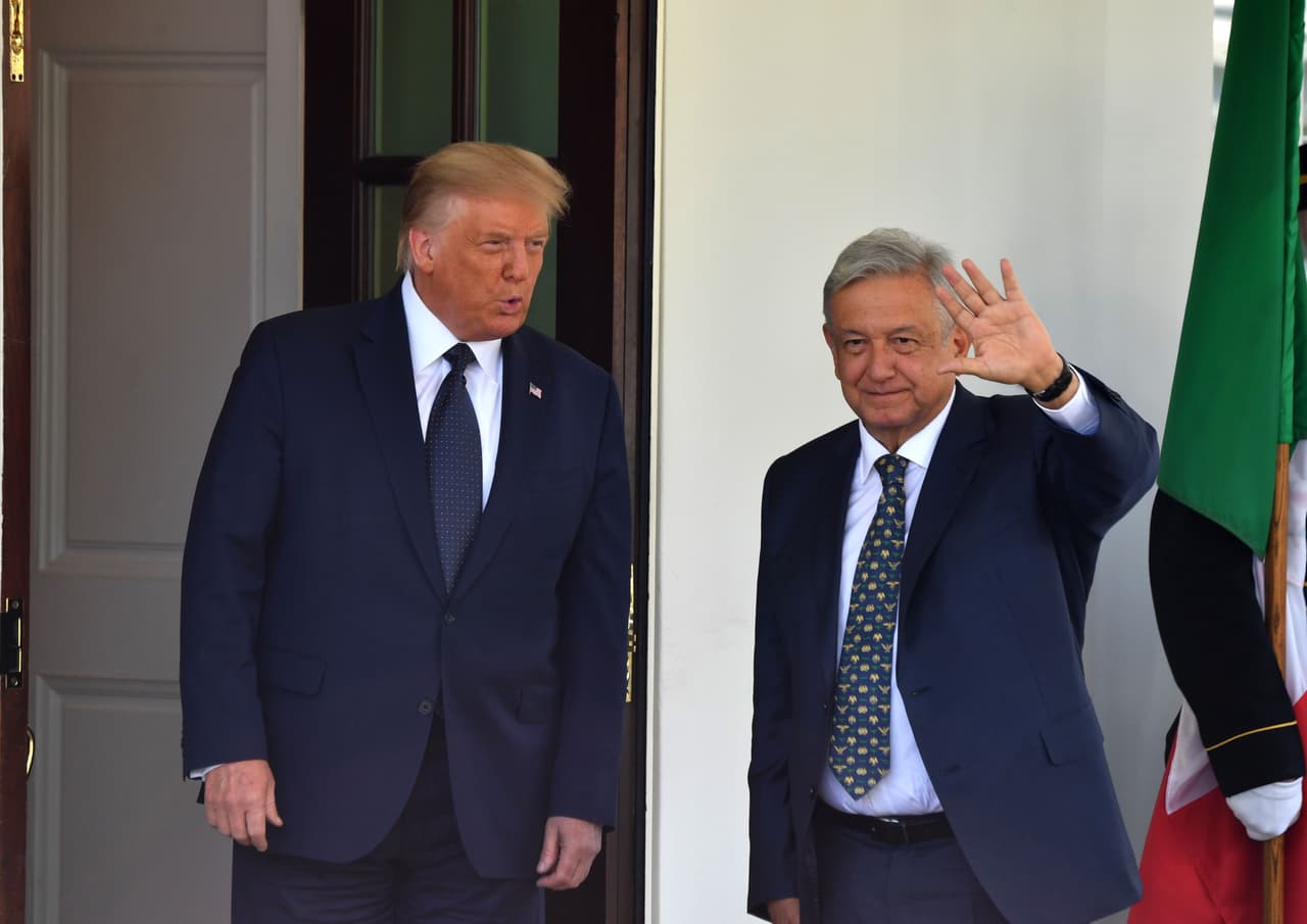 Trump dio la bienvenida López Obrador a las puertas de la residencia presidencial, pero ambos líderes evitaron el tradicional apretón de manos debido a la pandemia del coronavirus.