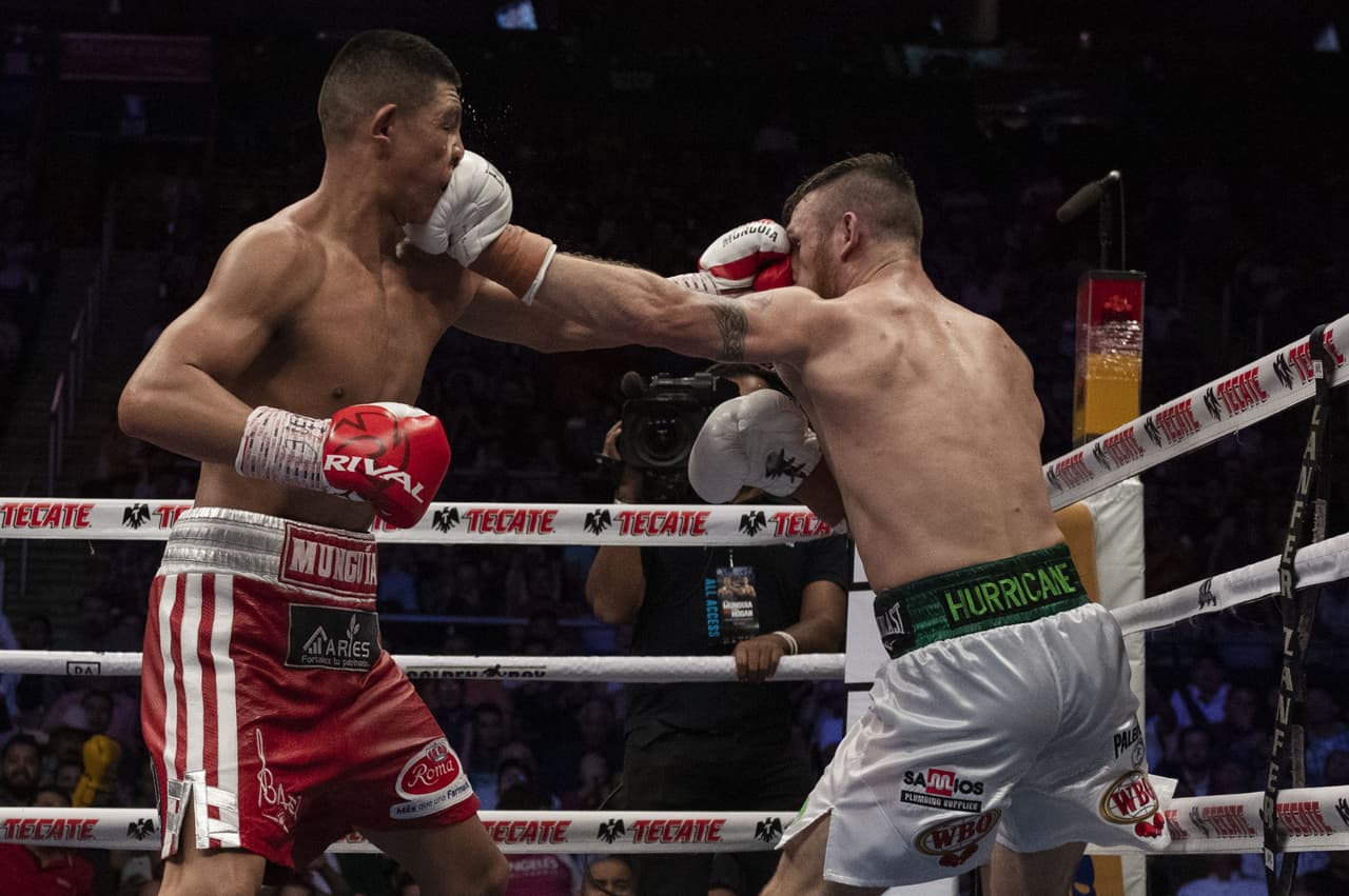 La derecha de Hogan conectó toda la noche en el rostro del campeón.