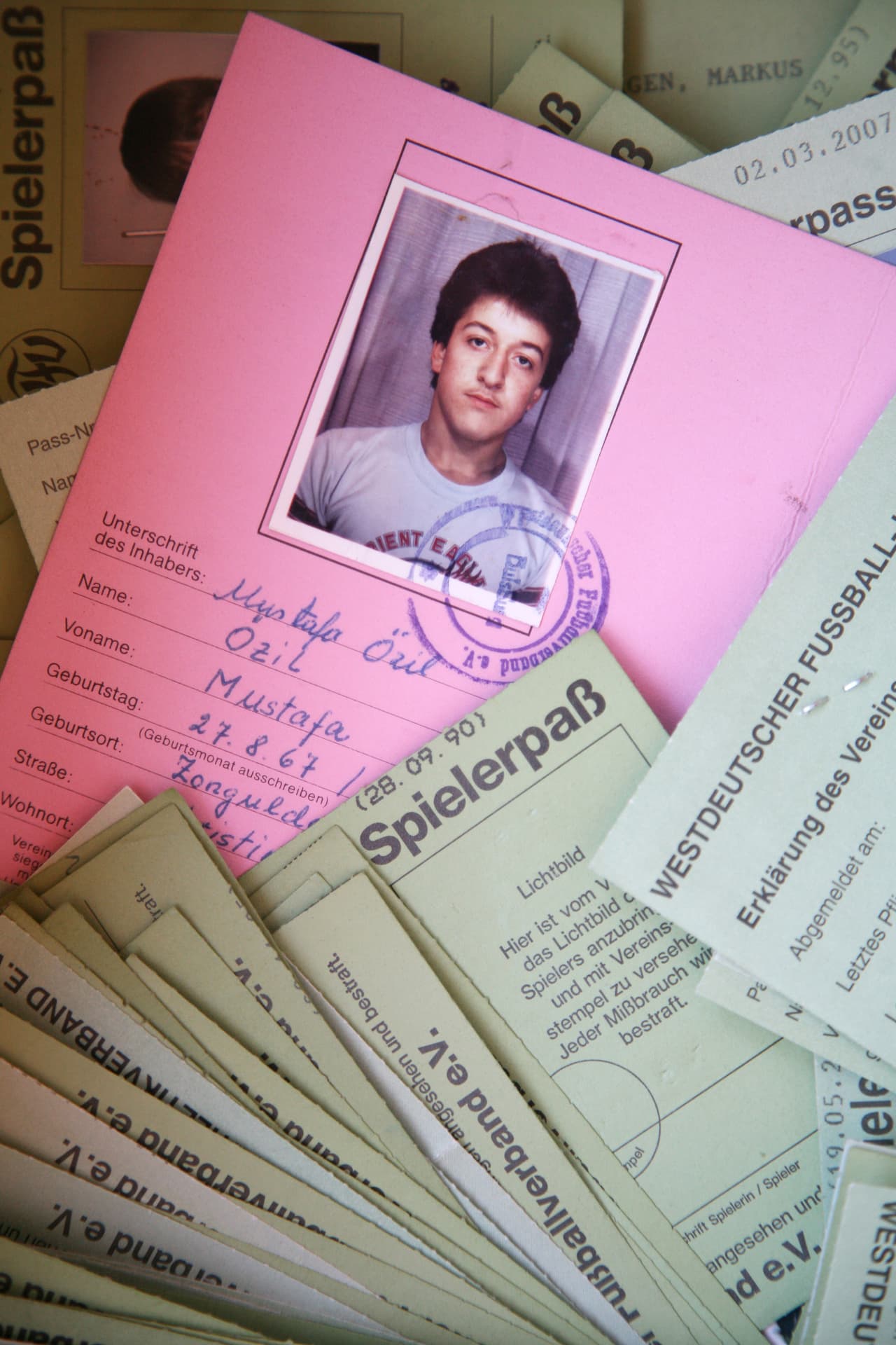 El papá de Mesut Özil, Mustafá, llegó a Gelsenkirchen con su hijo para buscar una oportunidad brindada por el Schalke.