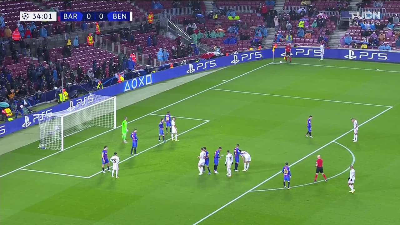 ¡TIRO ATAJADO! disparo por Roman Yaremchuk.