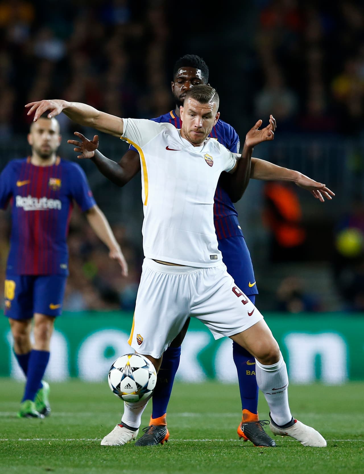 Más adelante llegó una jugada polémica para la Roma cuando Dzeko cayó en el área del Barcelona.