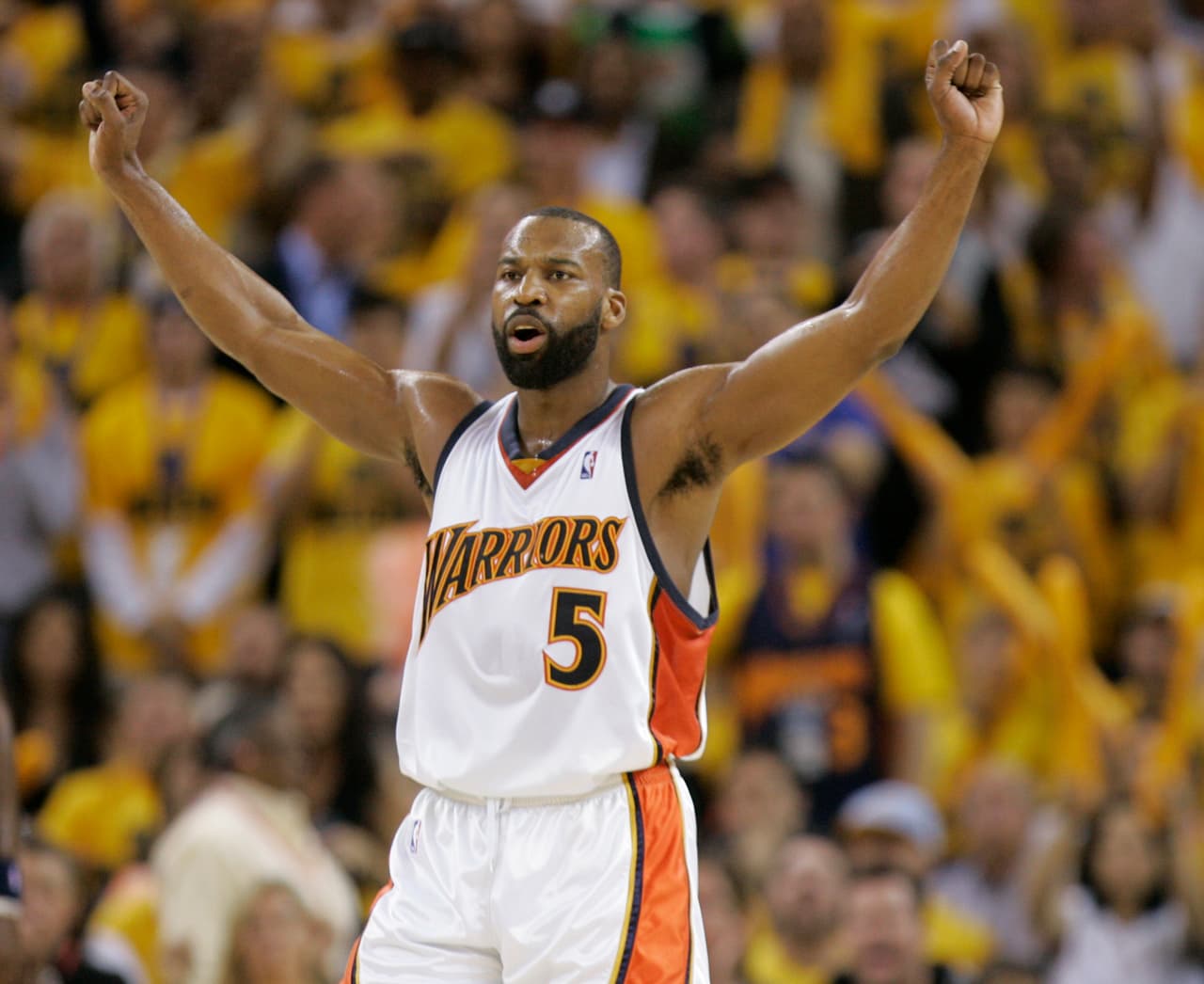 Esta imagen de 2007 en la que aparece el entonces estelar guardia de los Golden State Warriors Baron Davis, se ejemplifica mejor el uniforme que usaron esta noche los Warriors para conmemorar la despedida.