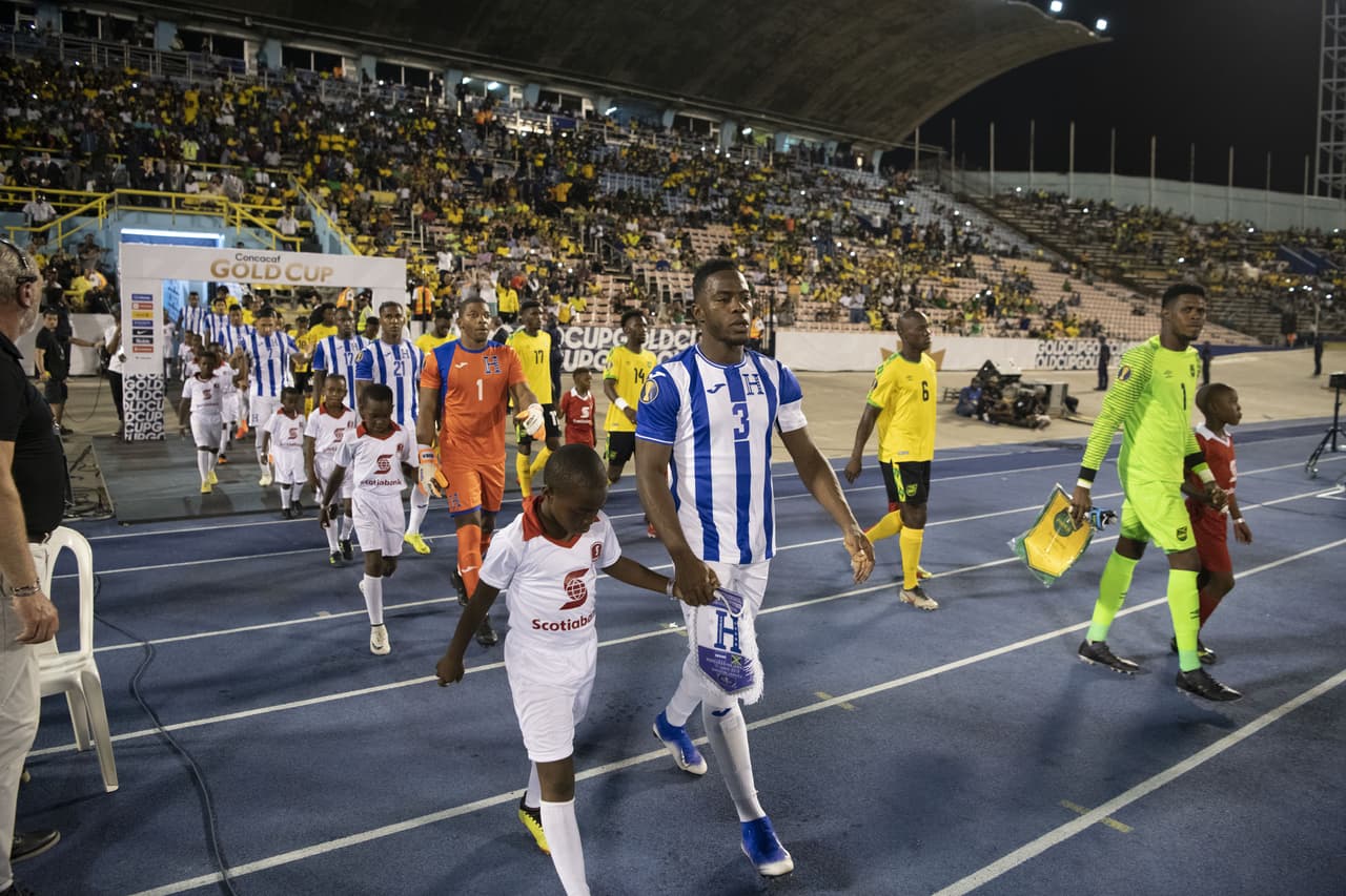 Con un gran ambiente en la capital jamaiquina, la afición recibió a las selecciones de casa y a la hondureña para este duelo que tiene una rivalidad interesante de las propias eliminatorias mundialistas.