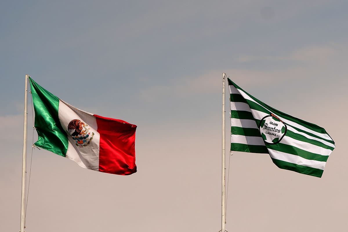 El Pabellón Nacional Mexicano y la bandera del Club Santos Laguna en el TSM.