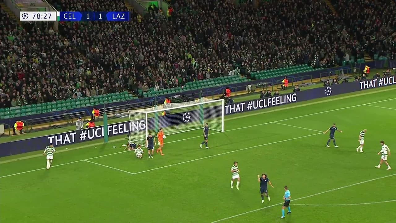 ¡TIRO ATAJADO! disparo por Kyogo Furuhashi.