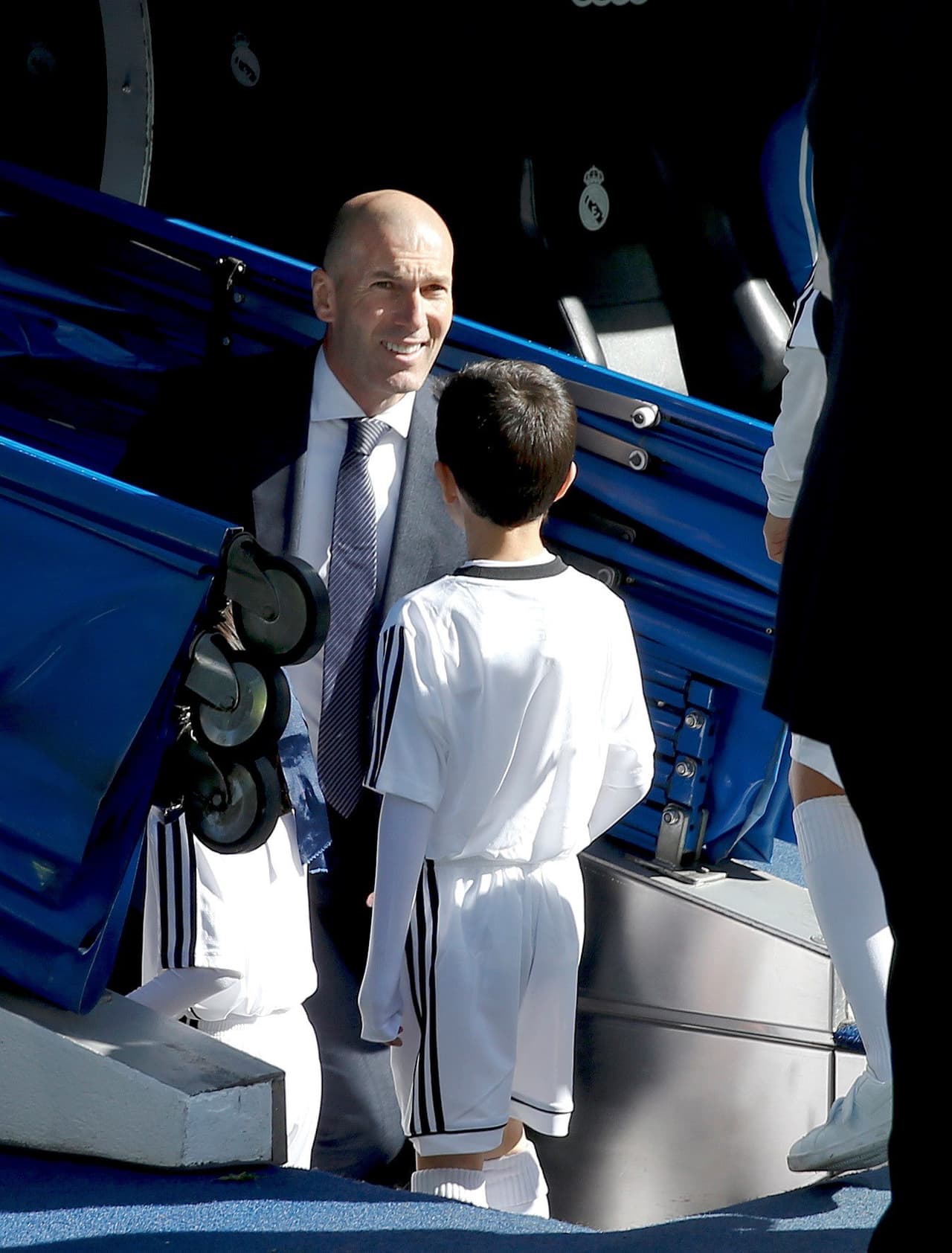 El regreso de Zinedine Zidane al banquillo técnico del Real Madrid ha regresado algo de ilusión y esperanza en la afición merengue que, a pesar de que son pocas las posibilidades de pelear La Liga, llegó este sábado en buen número al Santiago Bernabéu para ver el duelo ante el Celta.