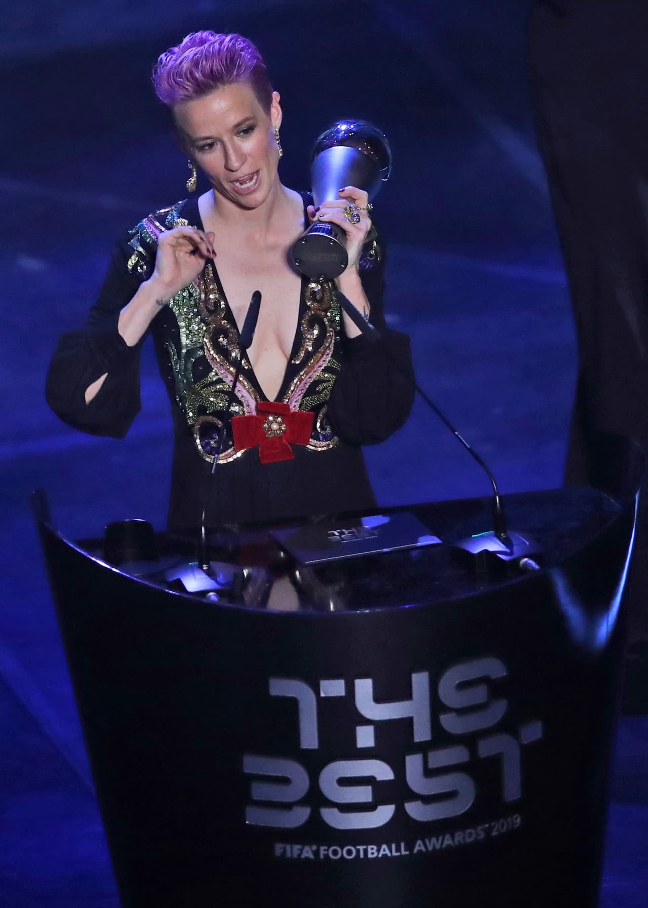 Megan Rapinoe recibe the Best FIFA a la mejor jugadora femienina.