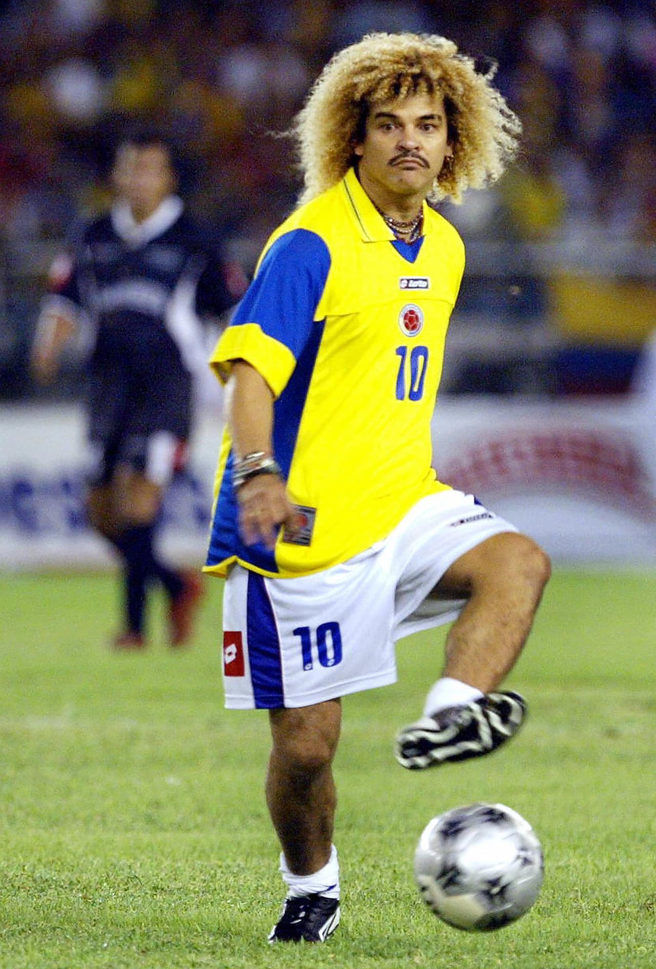 Por su parte, Carlos Valderrama es una leyenda del futbol, no sólo por su estilo para jugar, sino por su peculiar melena alborotada.