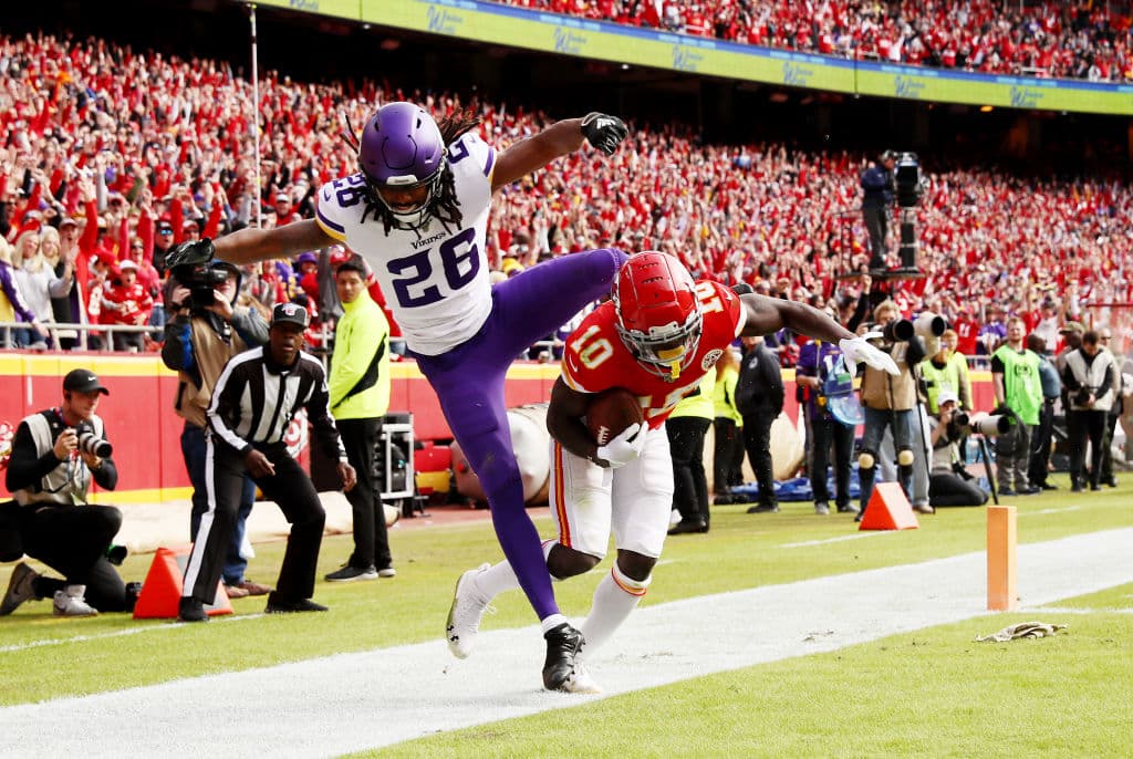 Trae Waynes falla en su intento por taclear a Tyreek Hill.