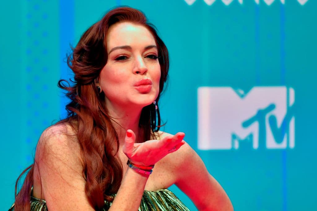 La actriz reveló su compromiso con Bader Shammas el domingo por la mañana con selfies.