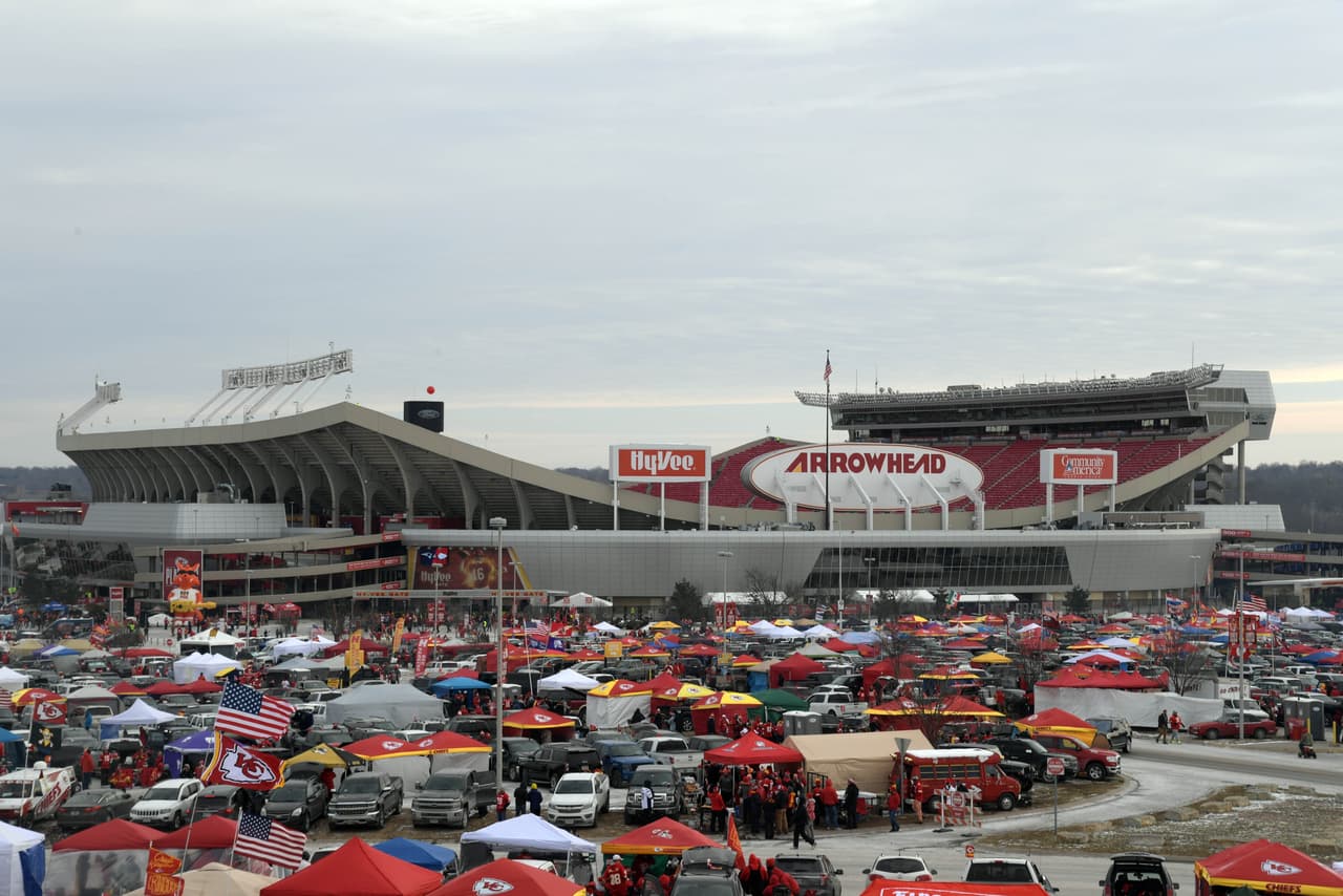 El parqueadero de Arrowhead Stadium invadido de fanáticos antes del partido.