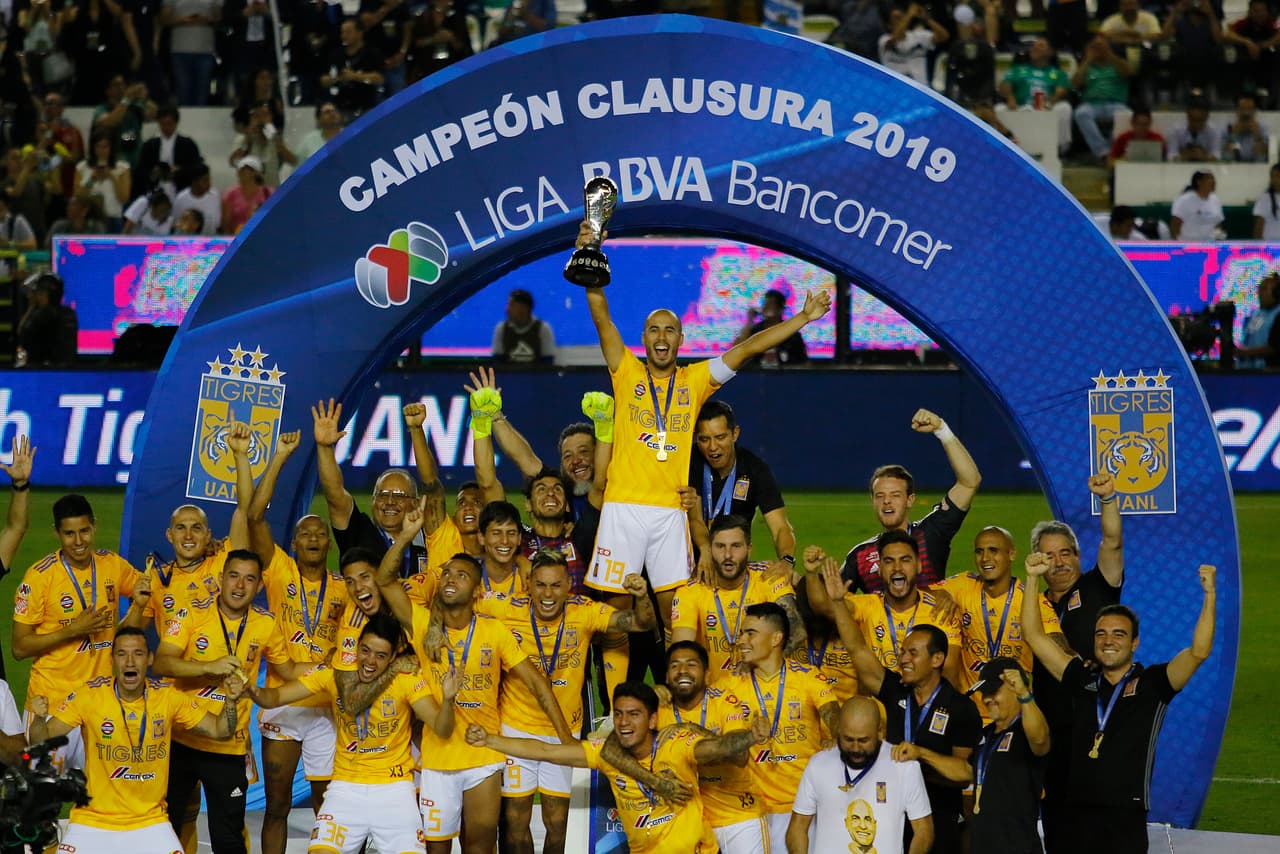 ¡Tigres se proclama Campeón del fútbol mexicano! Los felinos regiomontanos cosecharon su séptimo título de la Liga MX y se cuelan, aunque muchos se sigan negando a aceptarlo, entre los grandes del balompié azteca. Luego de superar en una Final de un solo gol a los Esmeraldas del León, así se dieron los festejos de los Tigres en patio ajeno, imágenes para el recuerdo y que hay que darse un tiempo para echarles un ojo, sobre todo la fiel afición de los felinos regios.