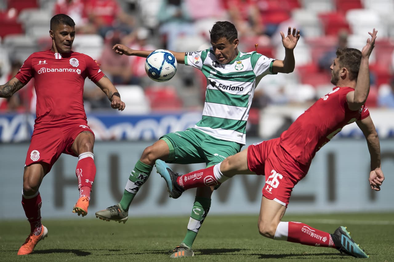 Toluca
<b> 2-2 </b>Santos