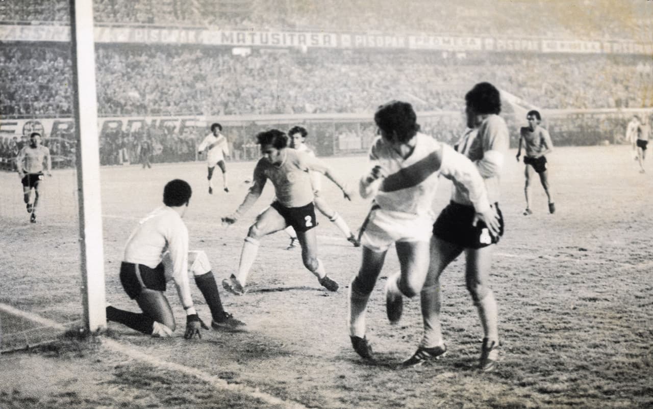 La Copa América de 1975 no tuvo una sede fija. Todos los países participantes recibieron al menos un juego y la Gran Final se disputó en Caracas. Perú se coronó.