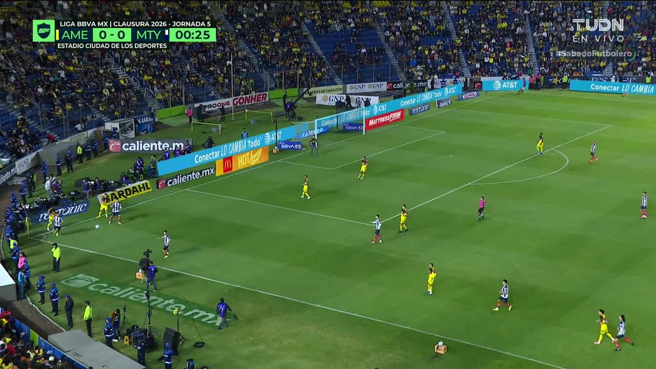 Arranca el partido y la pelota está en juego.