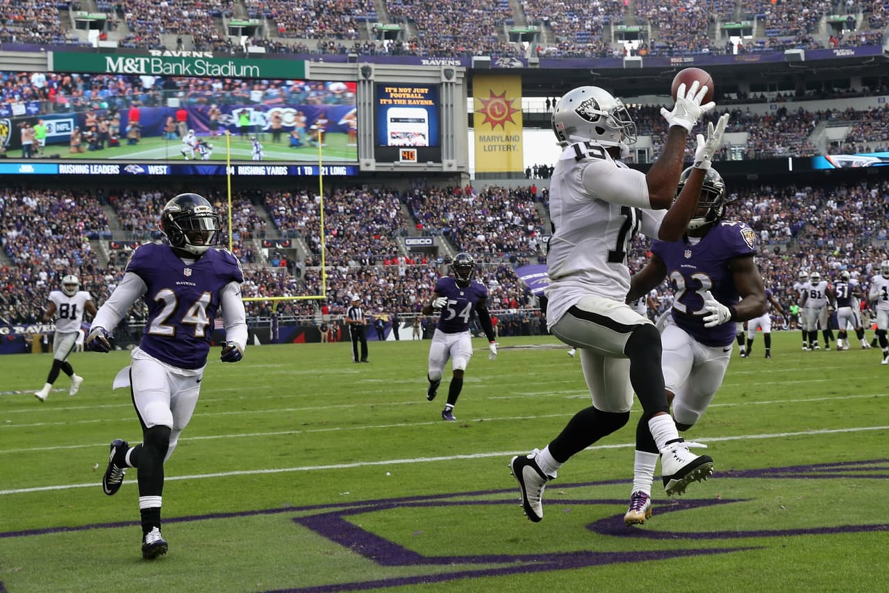 Crabtree logró esta atrapada manteniendo los dos pies en el campo para la estocada final a los Ravens.