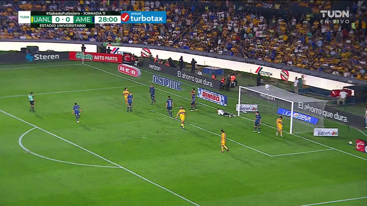 ¡TIRO ATAJADO! disparo por Diego Lainez.