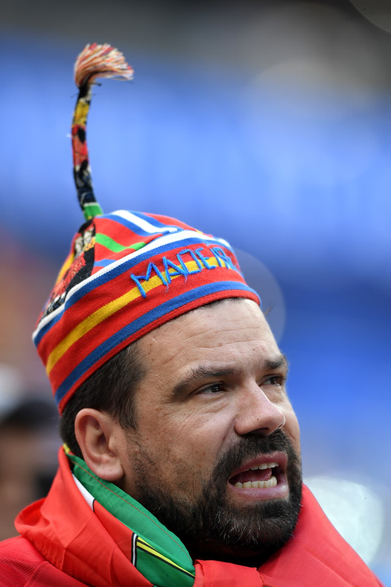 Las máscaras y demás atuendos de los fanáticos hacen parte del colorido en la fiesta del partido entre Portugal y Marruecos en la segunda fecha del grupo B del Mundial de Rusia 2018.