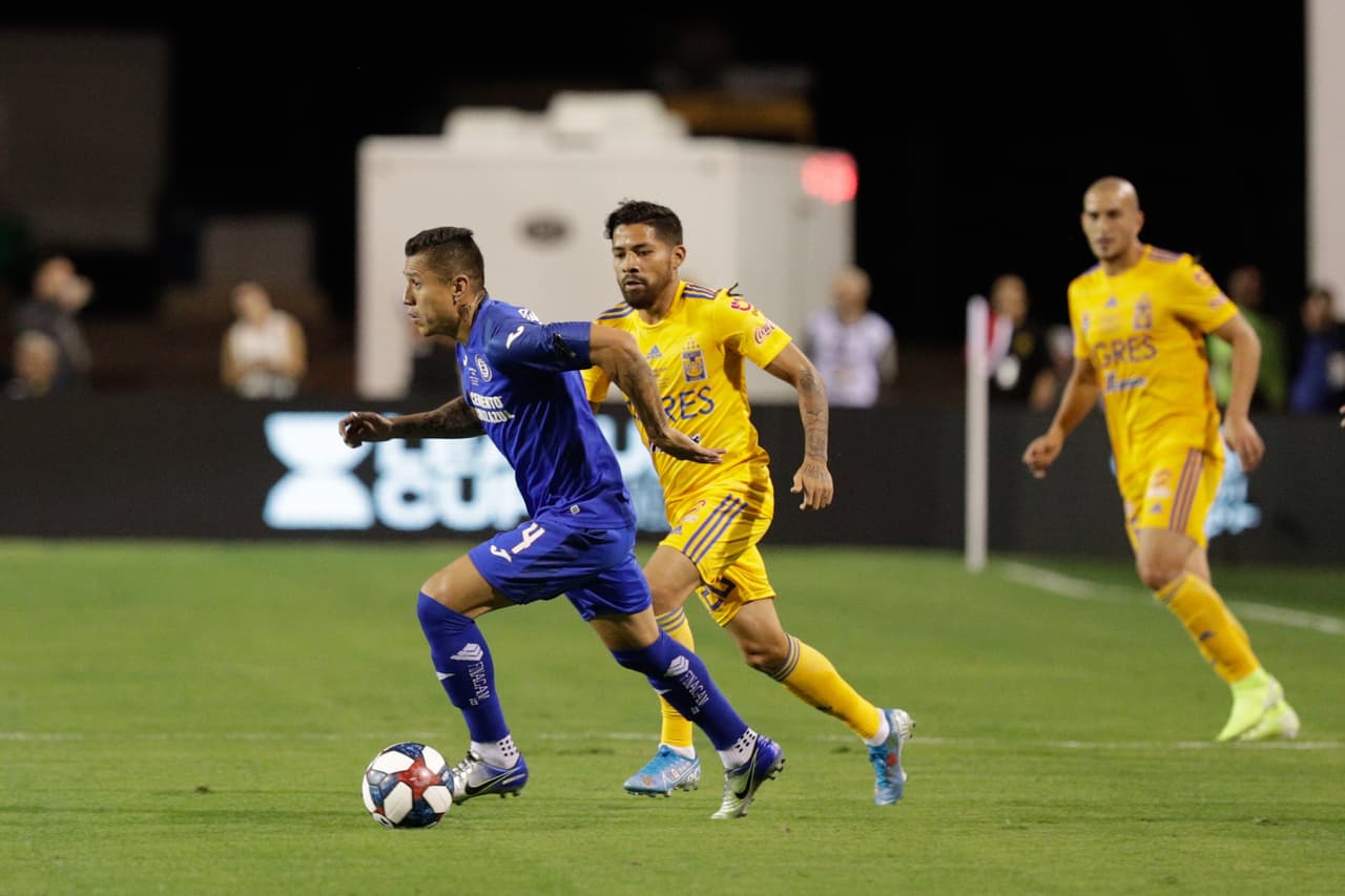 Los primeros diez minutos del encuentro fueron para Cruz Azul. Generaron más peligro que los universitarios.