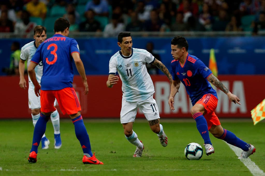 Con un increíble cambio de frente, James Rodríguez (derecha) dio inicio a la jugada del primer gol de Colombia.
