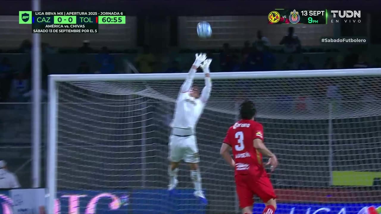 ¡Hugo está en plan grande! González ataja el espectacular tiro de Charly