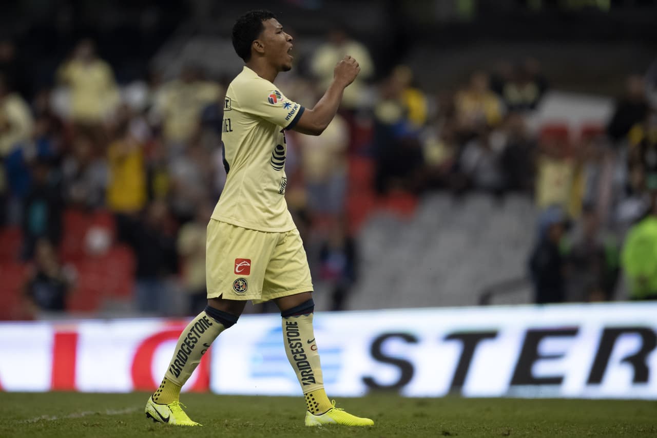 Roger Martínez falló un penal al minuto 72.