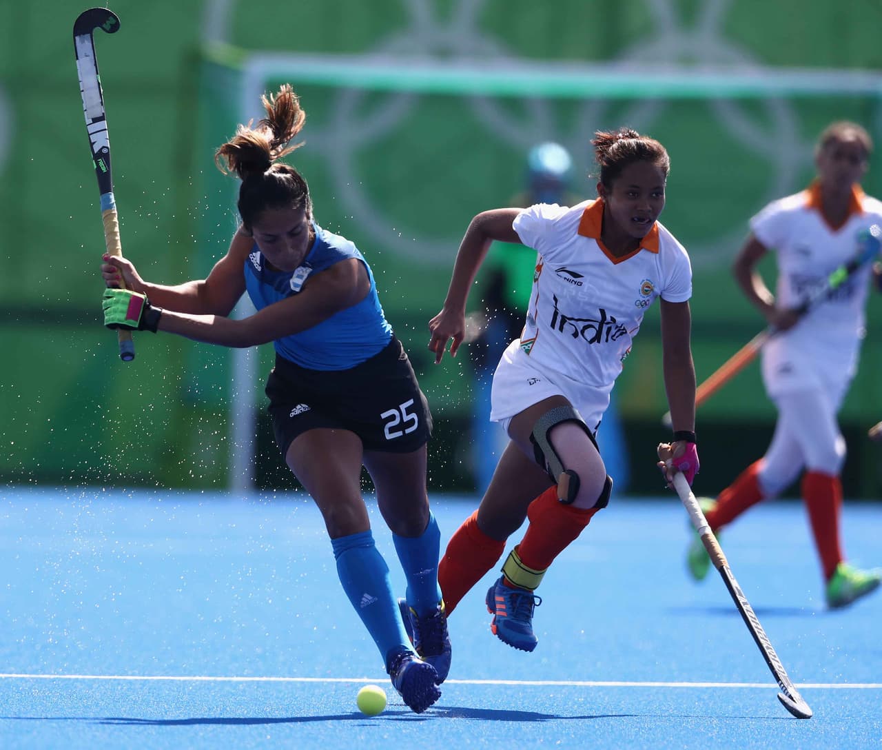 La selección de Argentina avanzó a la ronda de los cuartos de final del torneo femenino de hockey sobre césped de los Juegos Olímpicos 2016, al vencer por 5-0 a India, en el Centro Olímpico de Hockey.