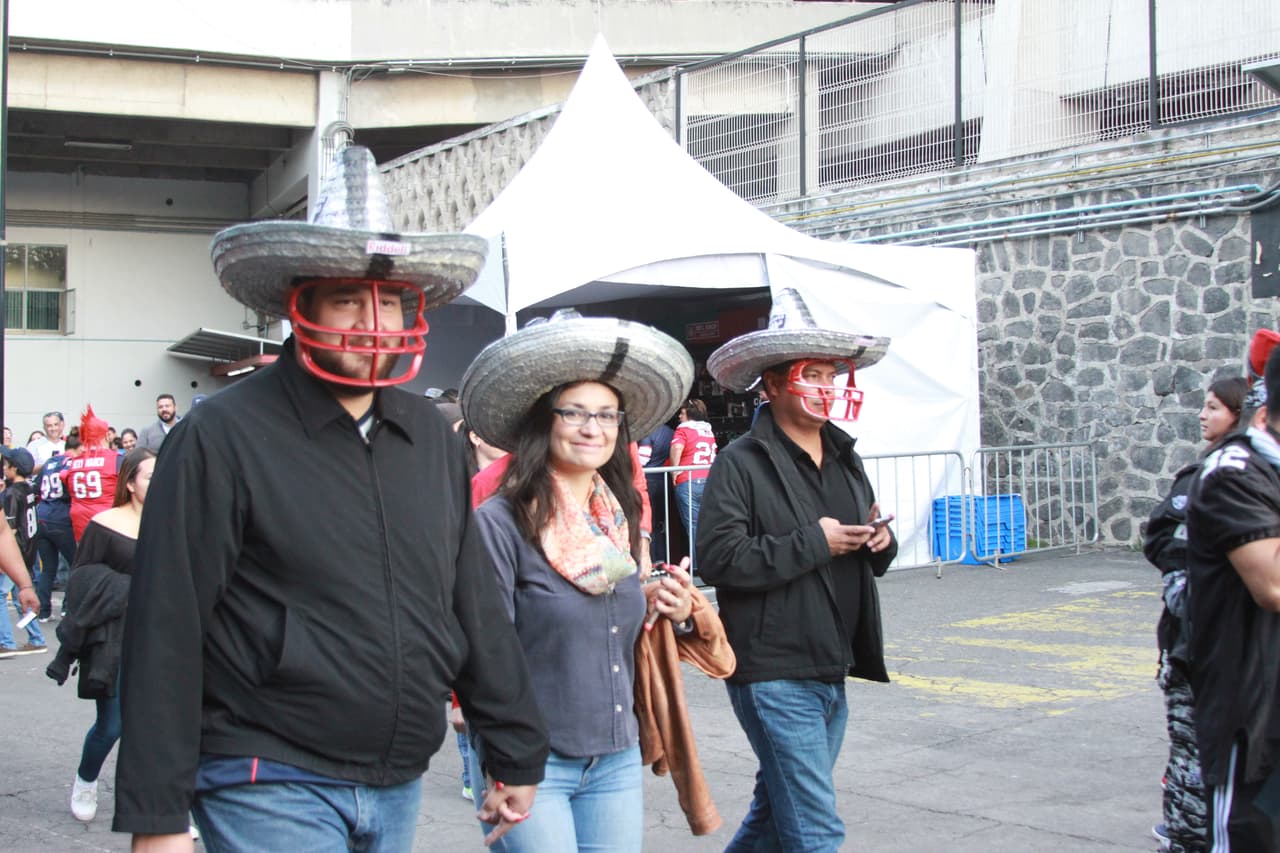Miles de aficionados y apasionados de la NFL se dieron cita en el estadio Azteca para presenciar el duelo de Monday Night entre Raiders y Texans.