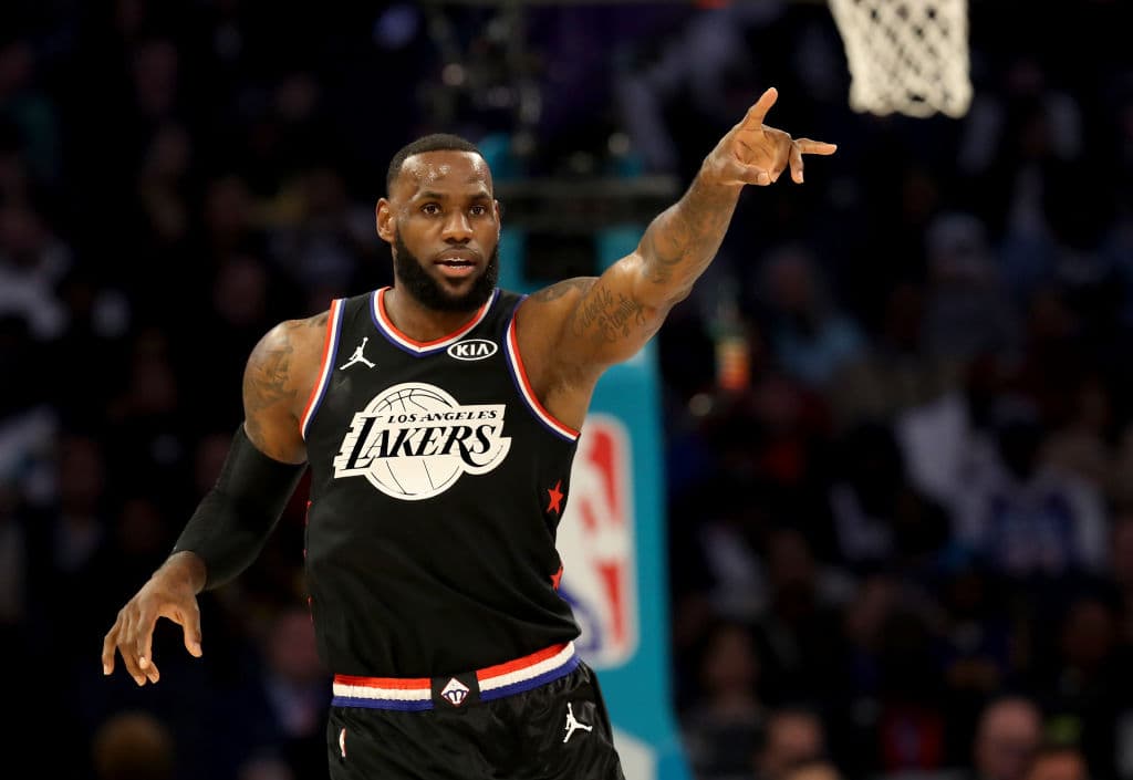 LeBron acabó con 19 puntos y 8 rebotes, no fue precisamente su mejor noche en un All Star, pero deleitó a los aficionados con algunas clavadas memorables.