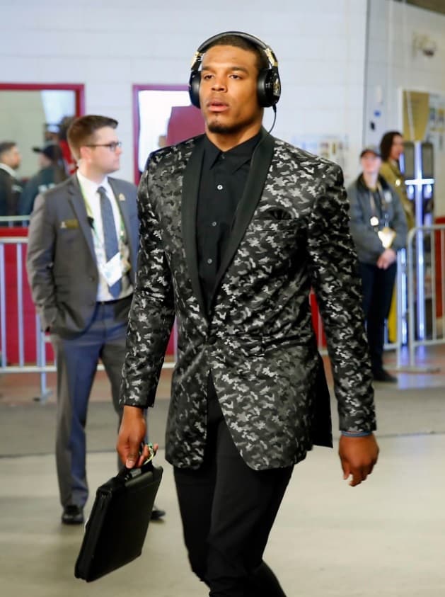 <b>Cam</b>eron Jerrell
<b>Newton</b> celebra su cumpleaños número 28 este 11 de mayo y por ello quisimos mostrar cómo ha ido cambiando su
<i>look</i> durante las seis temporadas que lleva en la NFL. El quarterback de los
<b><a href="http://www.univision.com/deportes/nfl/carolina-panthers">Carolina Panthers</a></b> ha sorprendido en casi todas sus conferencias de prensa pues no escatima al momento de presentarse en público.
