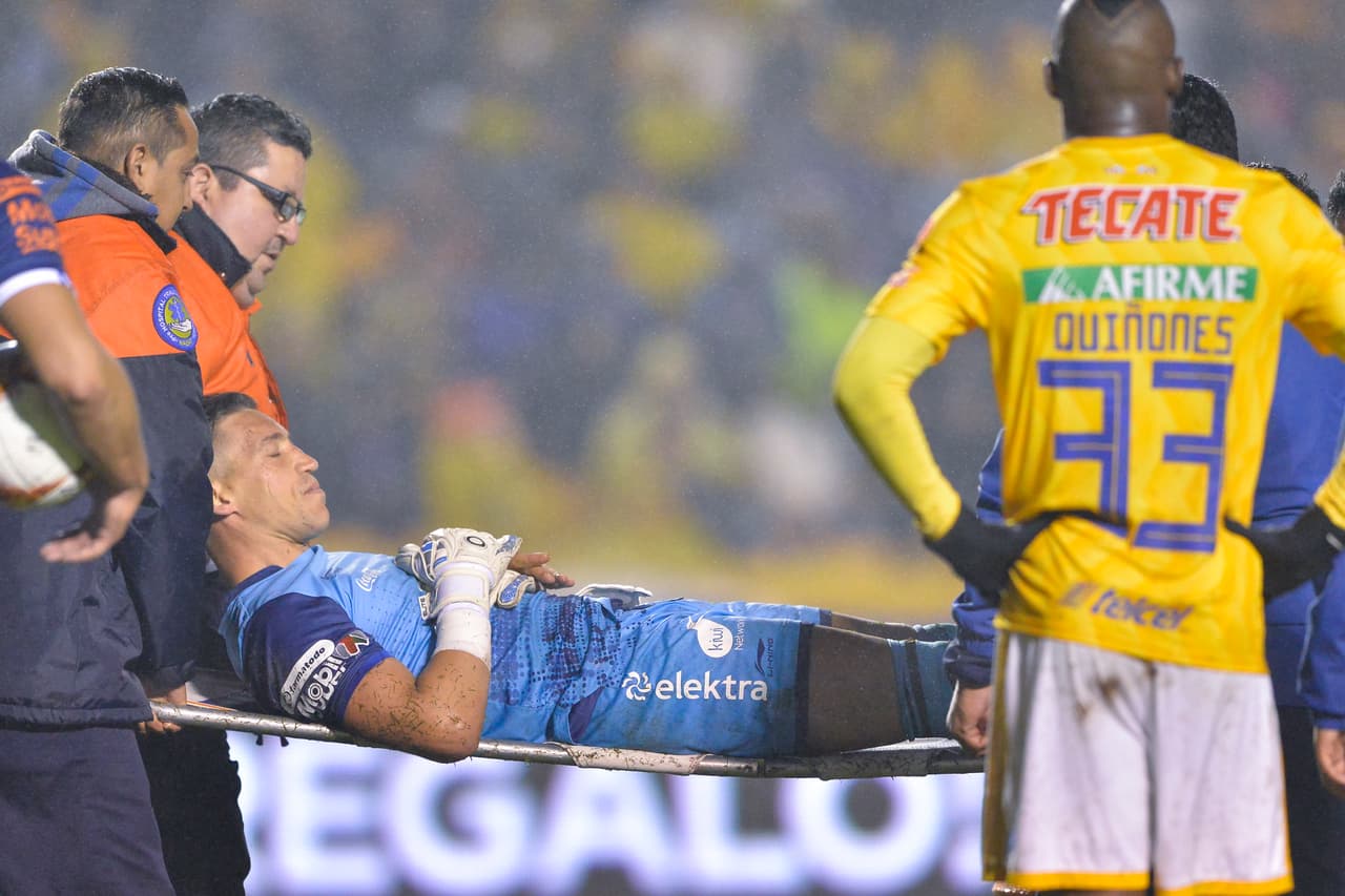 <b>Lo peor: </b>Vikonis sufrió una terrible lesión en el primer gol de Tigres y su salida del campo fue determinante en la goleada 6-1 que recibió su escuadra.