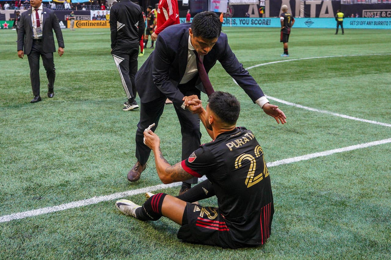 El entrenador Gonzalo Pineda, junto a Juanjo Purata, al finalizar el partido ante NYCFC.