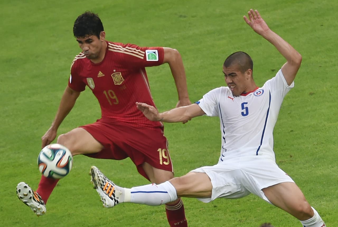 Al no considerarse una primera opción en su país de nacimiento, Costa se inclinó por representar los colores de España, con el que incluso jugó en el Mundial de 2014, que se llevó a cabo en su país de nacimiento.