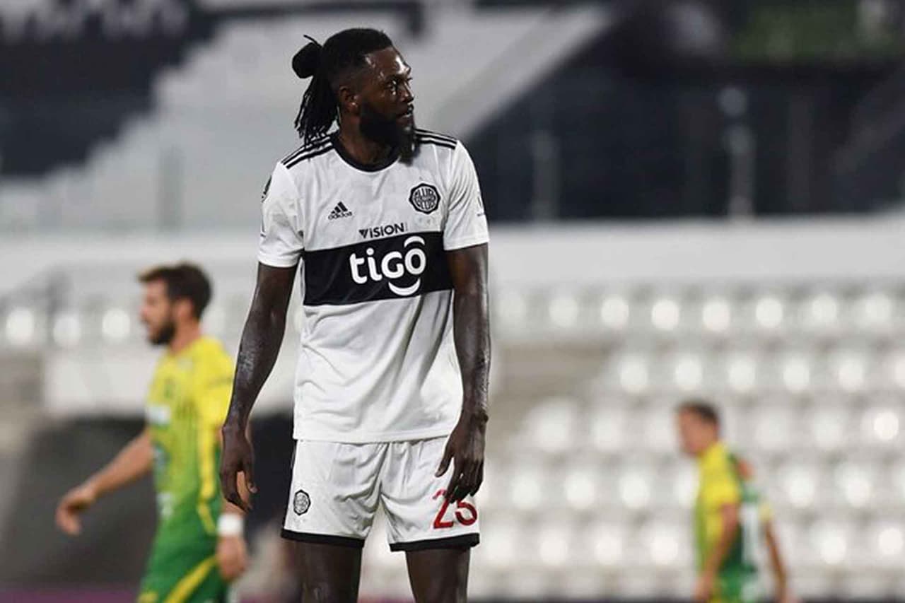 150 mil dólares separan a Adebayor de reportar con Olimpia