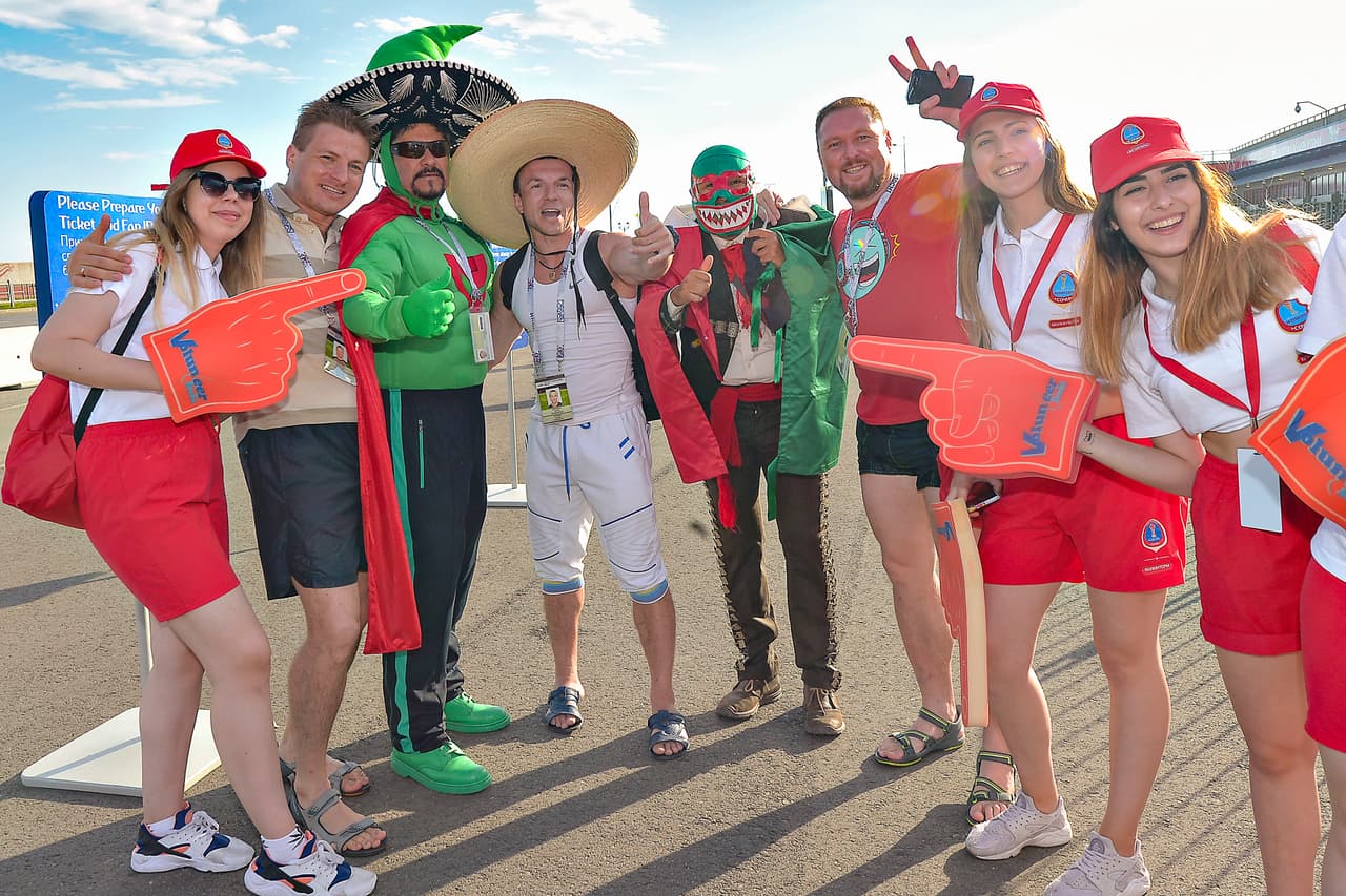 El ambiente se comenzaba a prender en las afueras del recinto deportivo con algunas modelos de marcas patrocinadores, periodistas y aficionados.