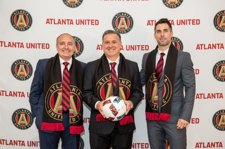El entrenador argentino, rodeado por el presidente del club Darren Eales y por el secretario técnico Carlos Bocanegra. (Crédito: Atlanta United FC)