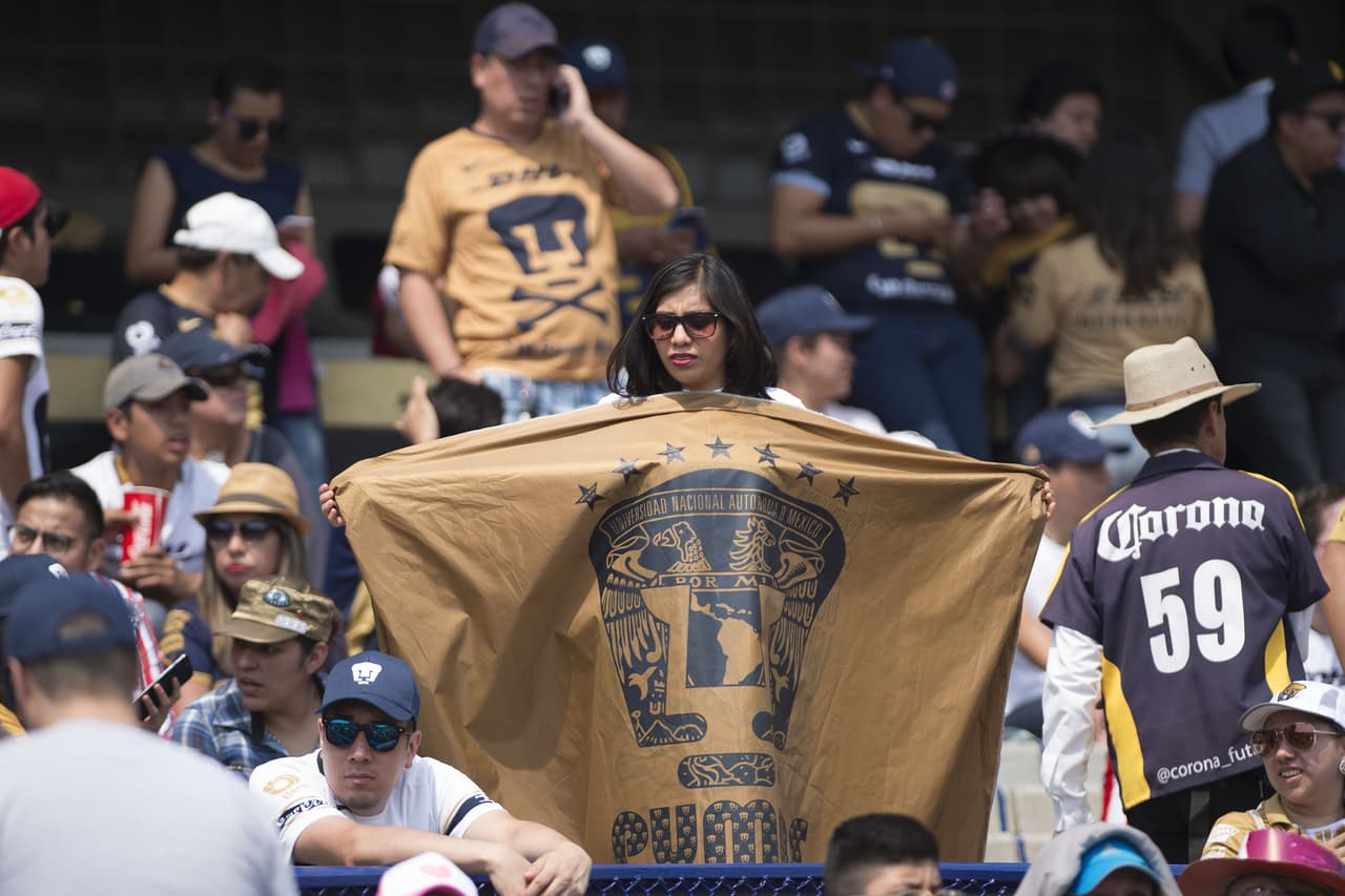 La pasión fluye entre los fanáticos de Pumas UNAM y Chivas de Guadalajara en el duelo de la Jornada 12 en el estadio Olímpico Universitario por el Clausura 2019 de la Liga MX.