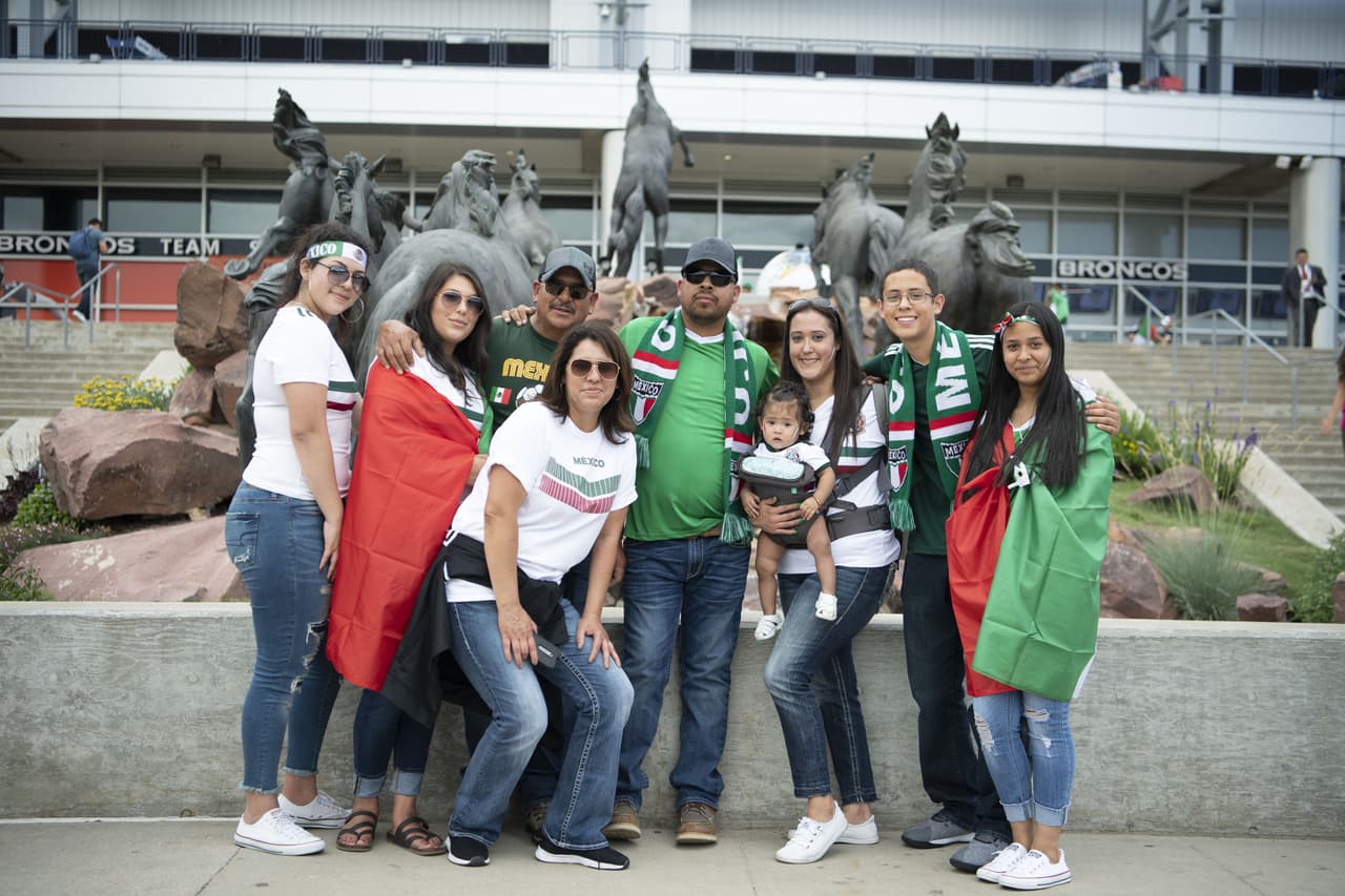 La afición mexicana llegó desde temprano para apoyar a la Selección Mexicana en su partido por la Copa Oro ante Canadá en Broncos Stadium en Denver. Como siempre, los seguidores del Tricolor le ponen un sabor especial a los partidos con su colorido, sus pancartas y las ocurrencias en la tribuna.