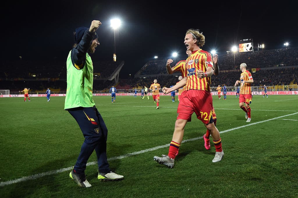 Lecce goleó al Torino 4-0 y salió de la zona de descenso.
