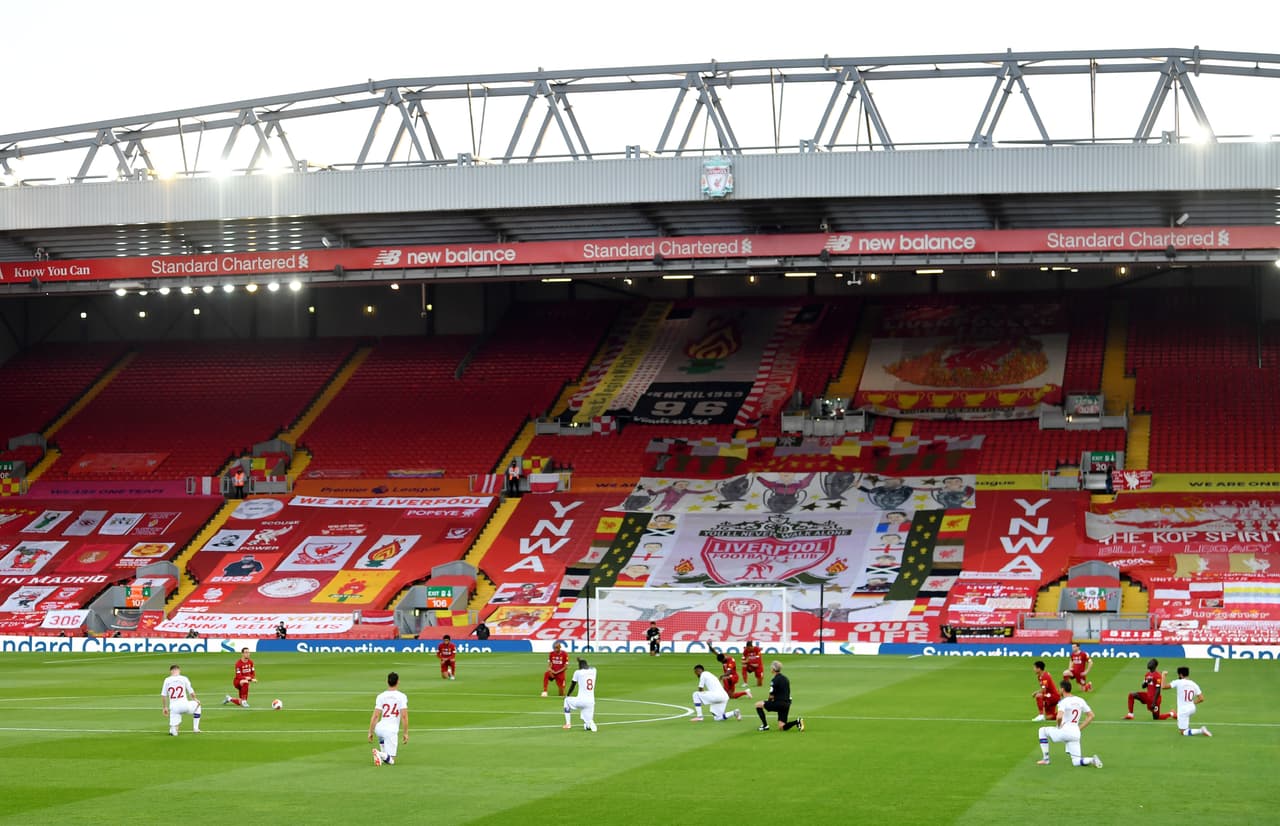 Los jugadores de Liverpool y Crystal Palace se hincaron para conmemorar un minuto de silencio por los fallecidos a causa del COVID-19.