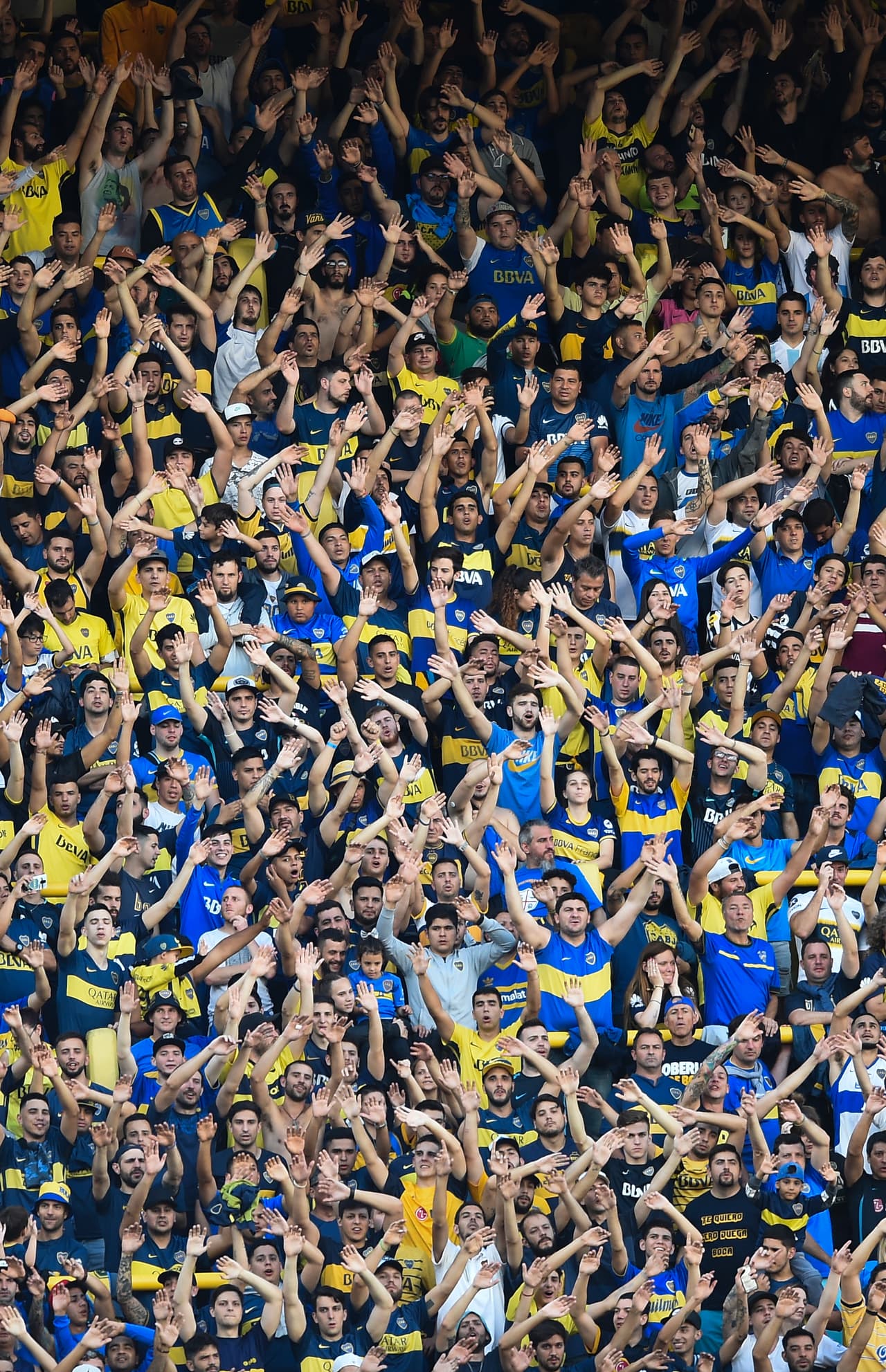 La alegría de los hinchas de Boca Juniors se tuvo que quedar por ahora en La Bombonera, donde los hinchas vieron a su equipo en plena práctica.