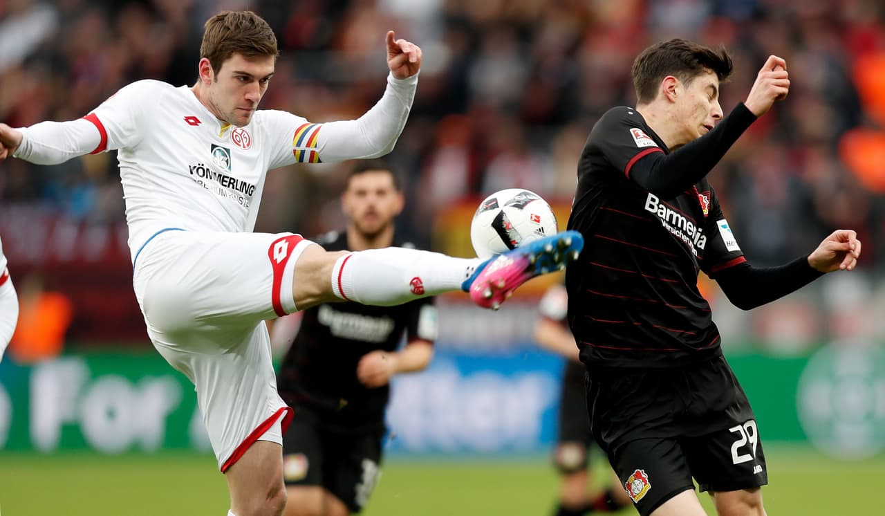 Stefan Bell (Mainz) disputando un balón con Kai Havertz (Leverkusen) en los primeros minutos del partido. Los locales buscaban el arco rival sin éxito.