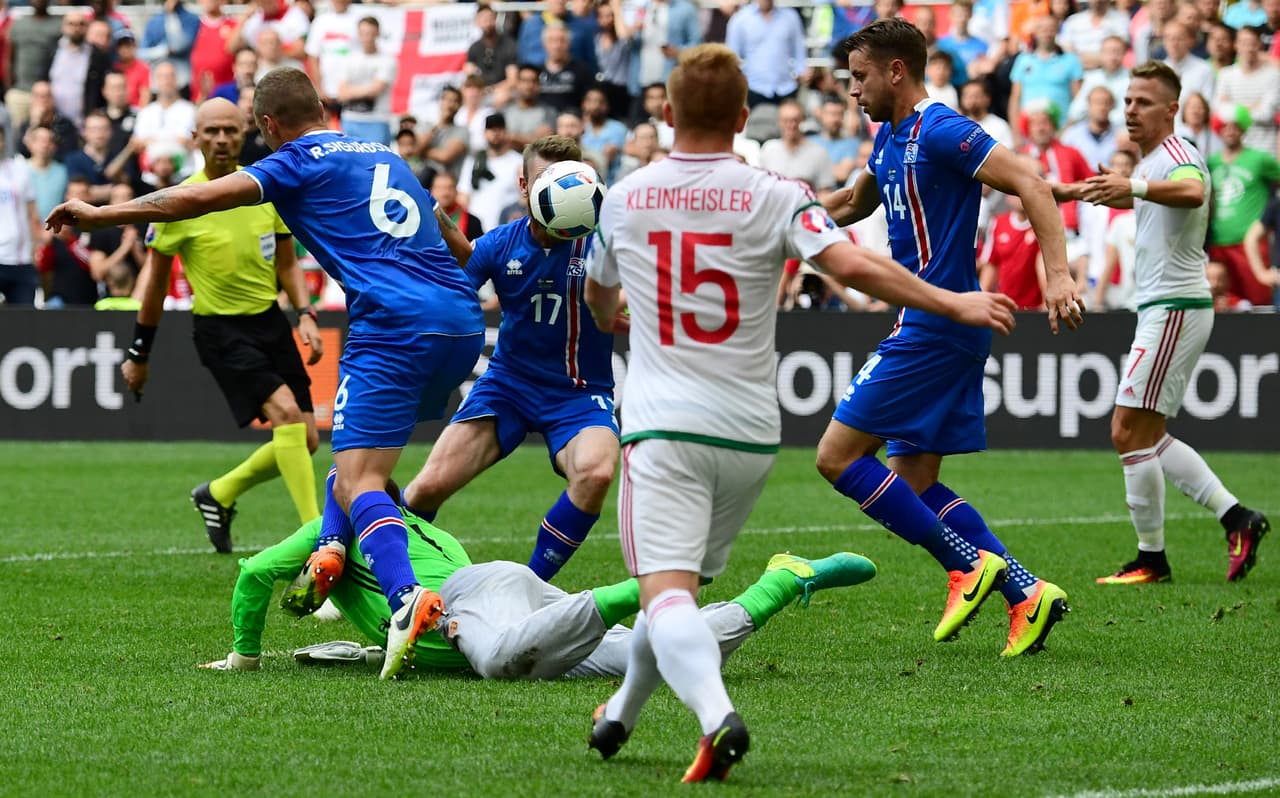 Islandia se pondía al frente en el marcador en los minutos finales del primer tiempo gracias a un penal.