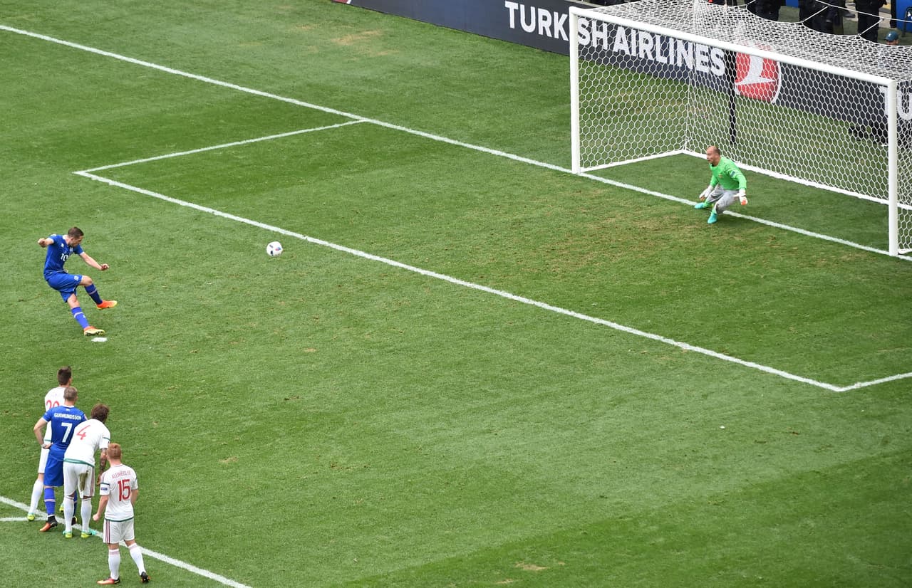 Sirgurdsson sería el encargado de anotar el gol desde los once pasos engalando al portero.